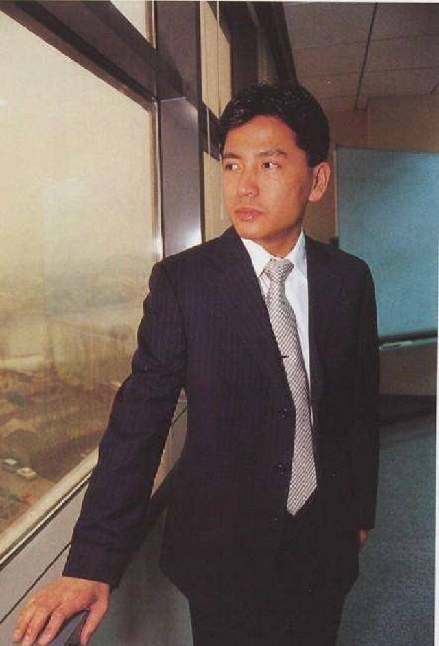 中专学历去给首富当司机,因长相被首富妹妹看上,逆袭