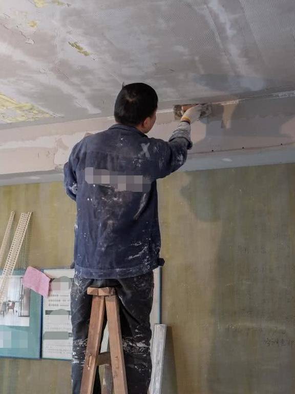 专业师傅就是不一样!多花一半时间来刮腻子,护角条也弄得很漂亮