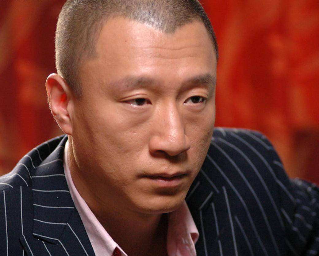 曾经毕业因为外形并不算出色而接不到戏的孙红雷,就与大自己11岁的