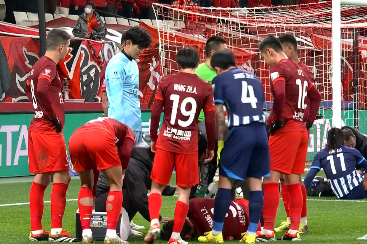 上海海港逆转武汉三镇,武磊庆祝硬刚质疑,傅明判罚有争议_比赛日