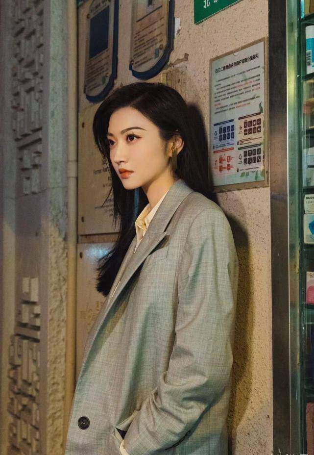 原创景甜这一身西装真大气搭配黑色手拎包颇有职场女王风范