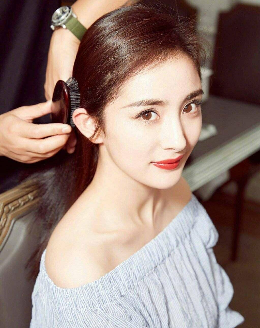 像是之前杨幂就是因为孕期肚子不显怀的原因,而受到了很多网友的质疑