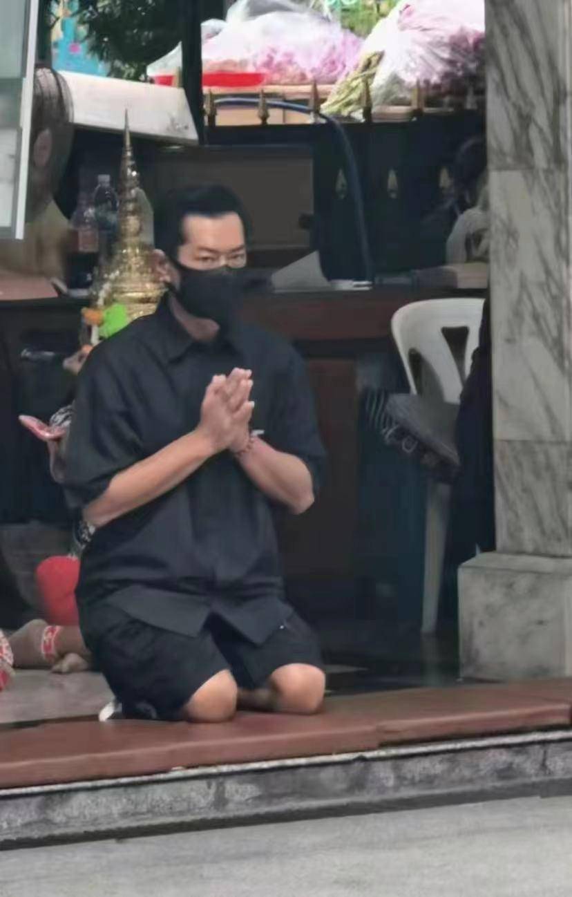 王石夫妇泰国下跪拜佛还愿,田朴珺脖颈纹身瞩目,3岁女儿疑随行_古天乐