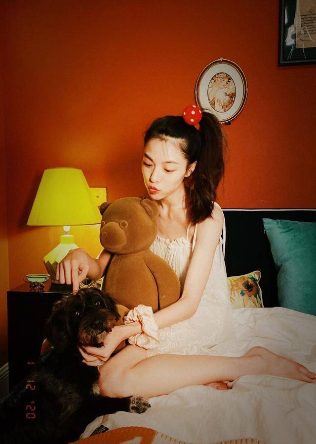 钟楚曦晒生日照,白色复古吊带裙,秒变活泼可爱少女_时尚_电影_女生