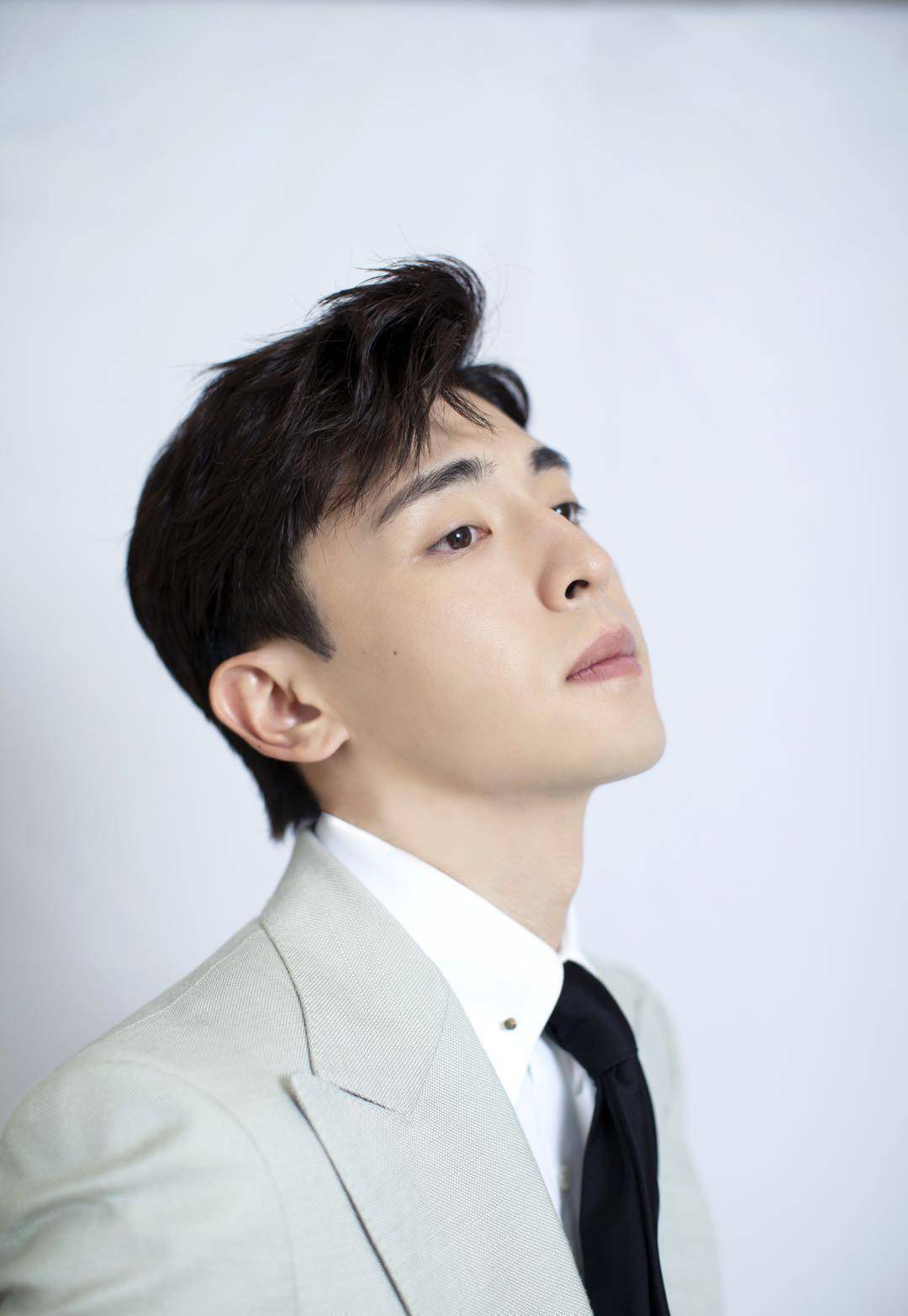 原创邓伦一身灰白西装穿出绅士范儿读者人家底子好