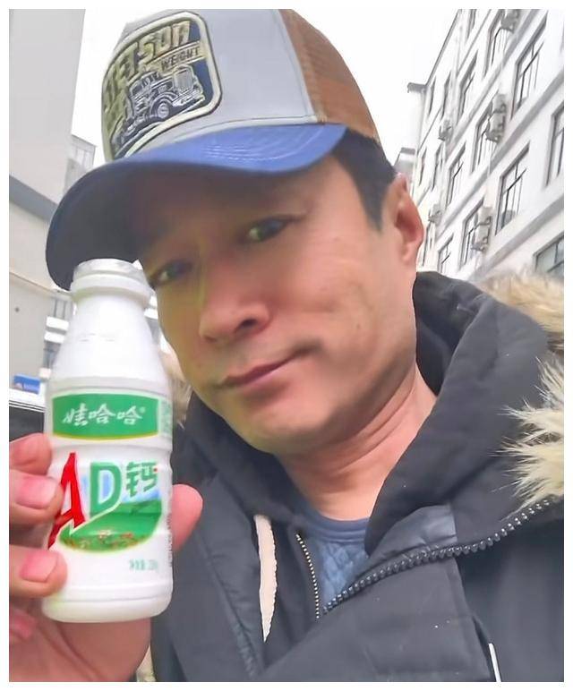 演员谭凯哭红眼睛演绎娃哈哈ad钙奶,感念宗庆后,感情动人.