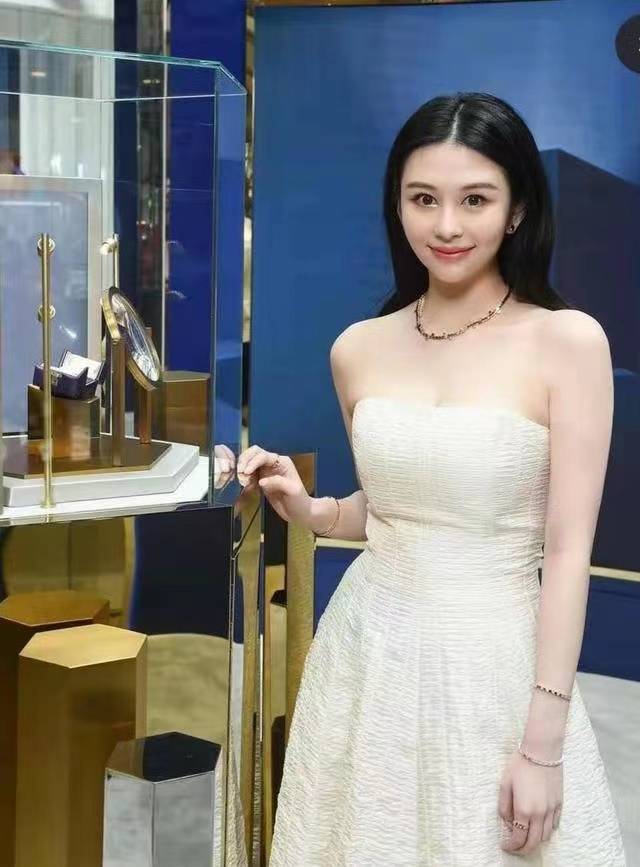 沈月晒出新照片,穿白色抹身材裙心情好,笑容非常优雅