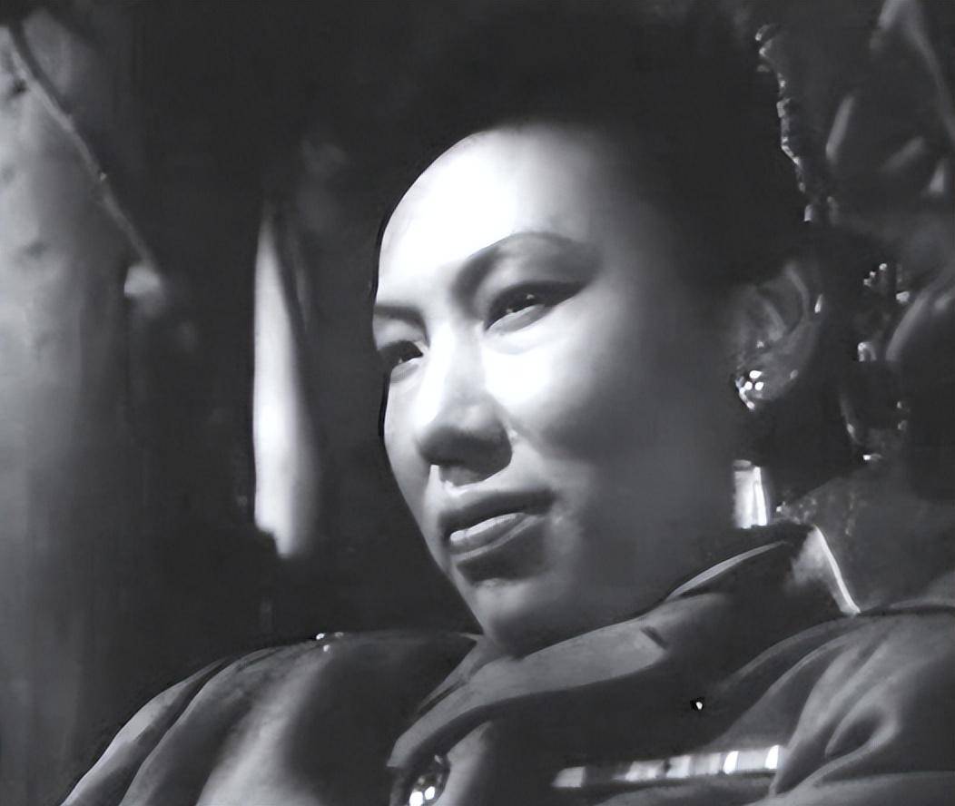 胡敏英在《英雄虎胆》中饰演的是一个女匪首李月桂,这个角色需要很强