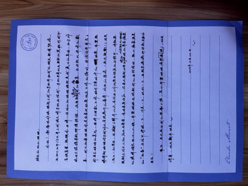 也存储了不少学习资料,所以他非常珍惜,晓玲的拾金不昧让他感激不以