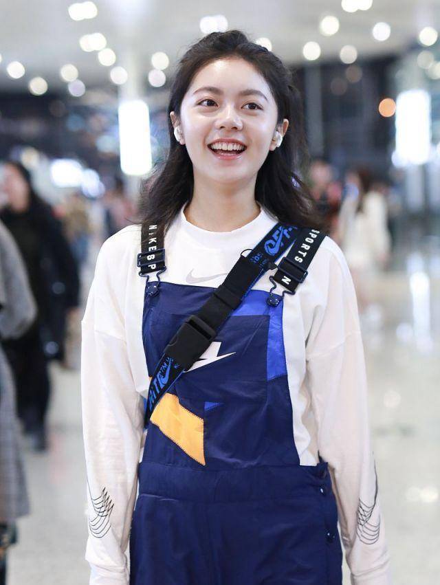 17岁赵今麦越发有星范机场秀全身大牌真奢侈素颜美的无懈可击