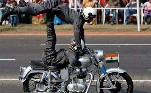 这种独特的运输方式引起了国际各国的嘲讽,而这一次印军却开着摩托车