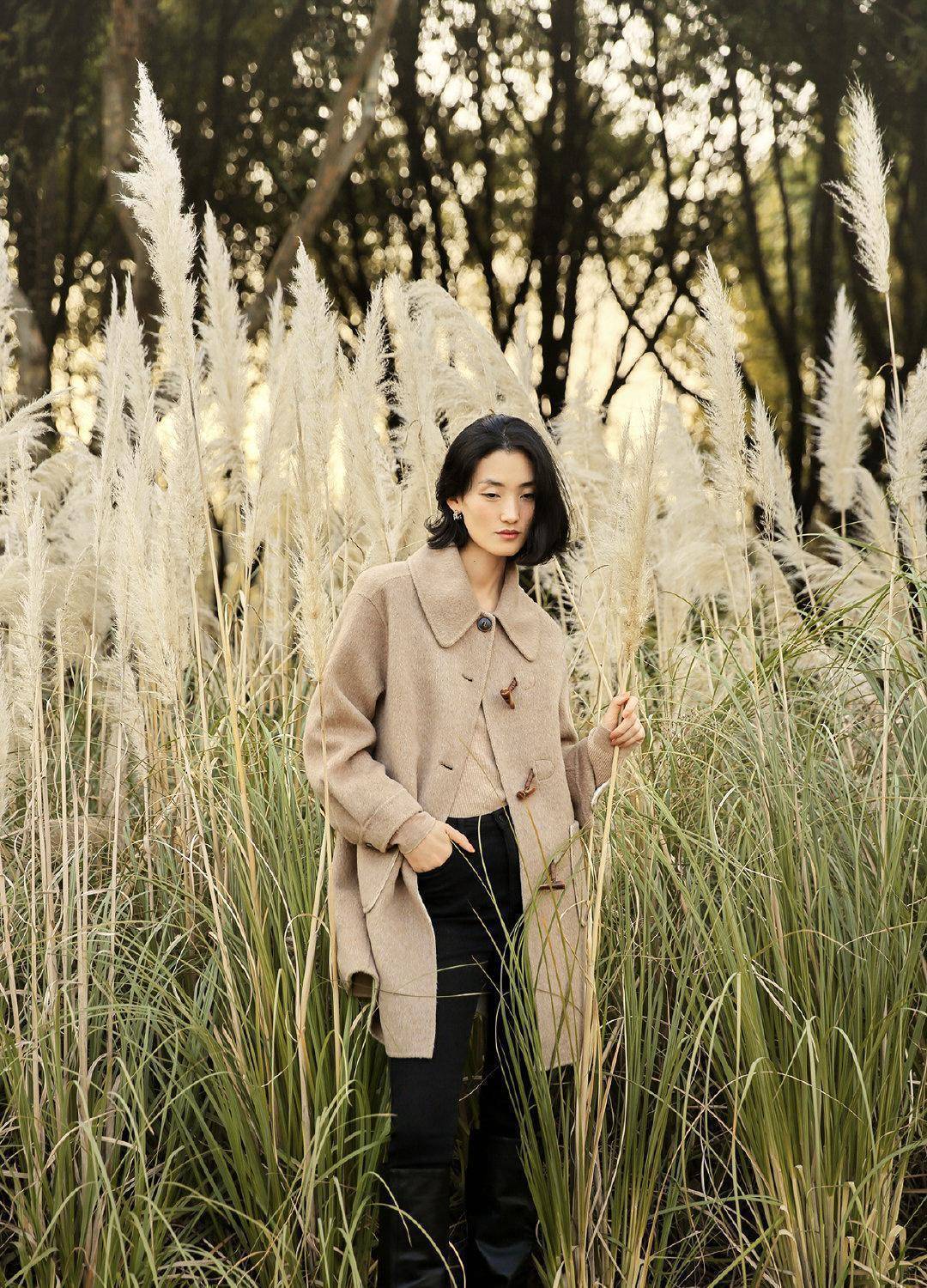 张丽娜演绎冬日新品,羽绒服和大衣的极简设计,尽显惬意时尚感_黑色