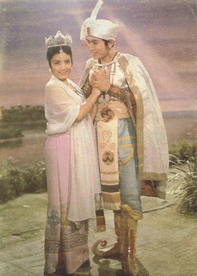 《孔雀公主》42年 演员今昔变化大 唐国强李秀明已老 多位老戏骨去世