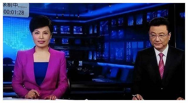新闻联播主持人为何不低头原来是全程背稿
