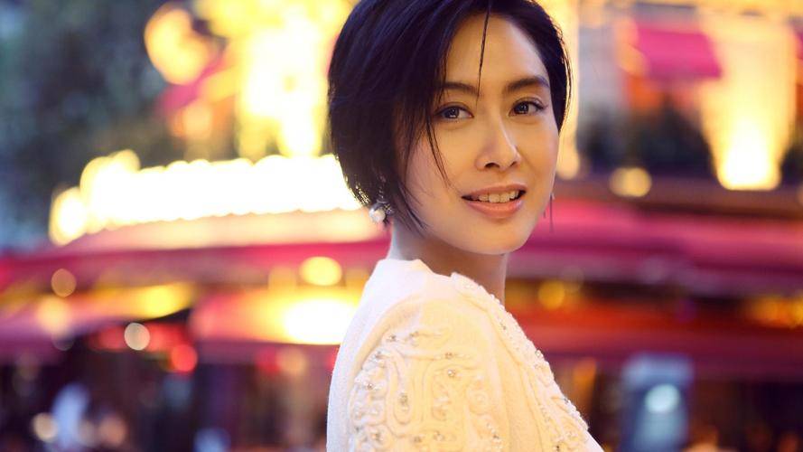 走过岁月 收获完美爱情1971年,朱茵香港出生,是家里的老幺,家里人也