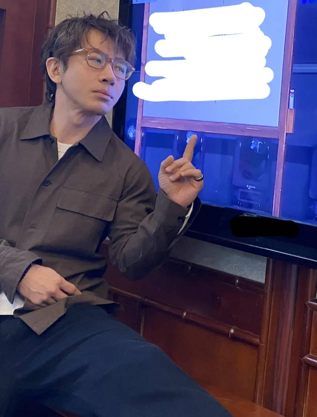 央视春晚打广告植入最敬业的女观众,坐在刘谦背后,喝至少10次奶_表演