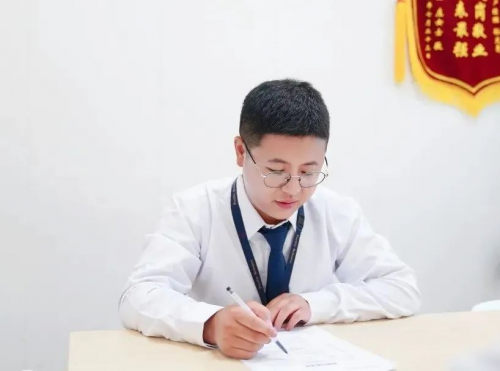 谁能想到:站在太平洋中介冠军舞台上的销冠,曾是……_周鑫_成功_少年