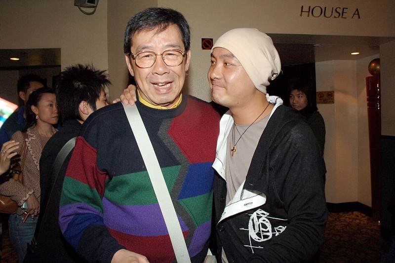 老戏骨胡枫举行演唱会,透露孙女和曾孙会上台,网友担