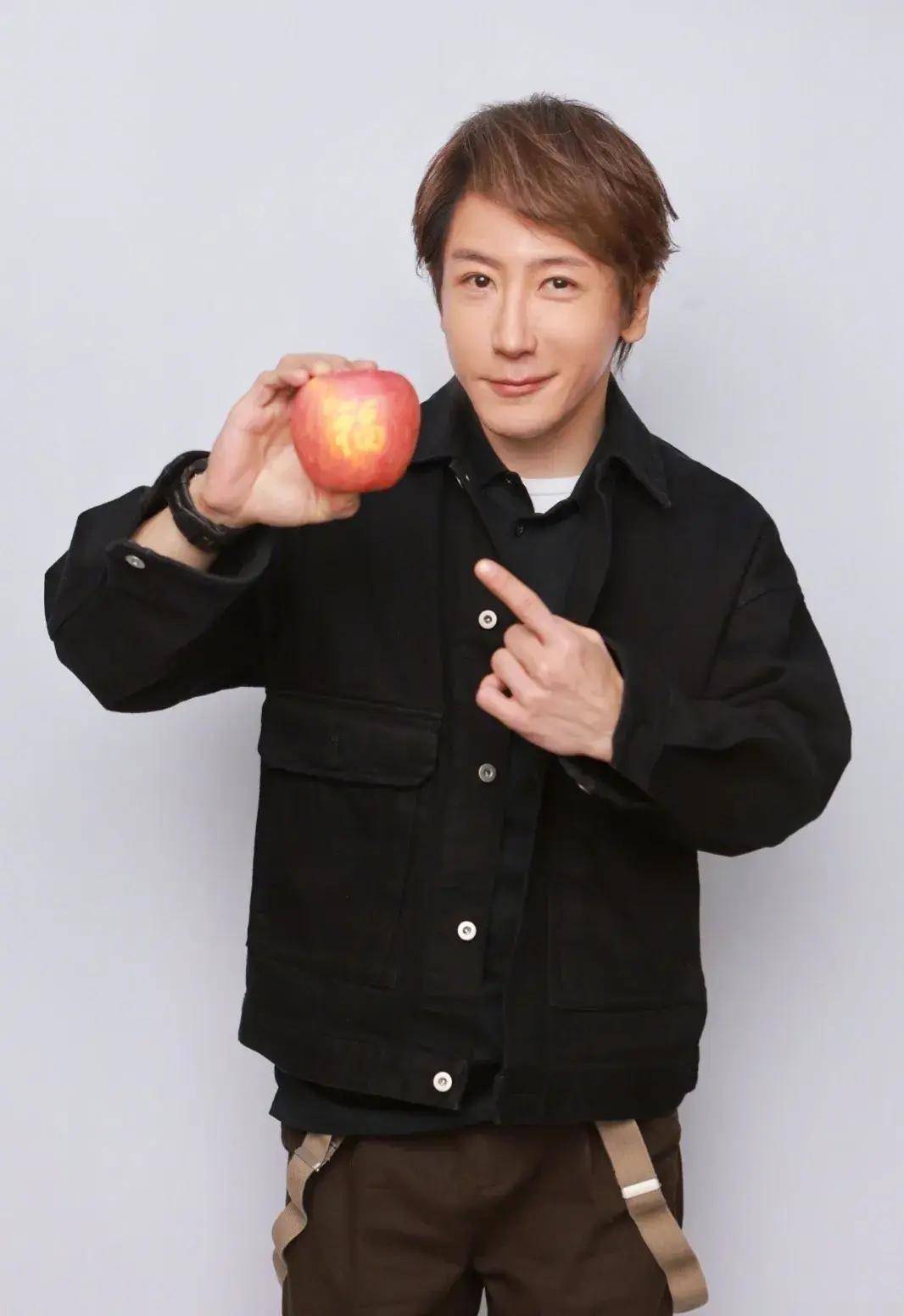 央视春晚打广告植入最敬业的女观众,坐在刘谦背后,喝至少10次奶_表演