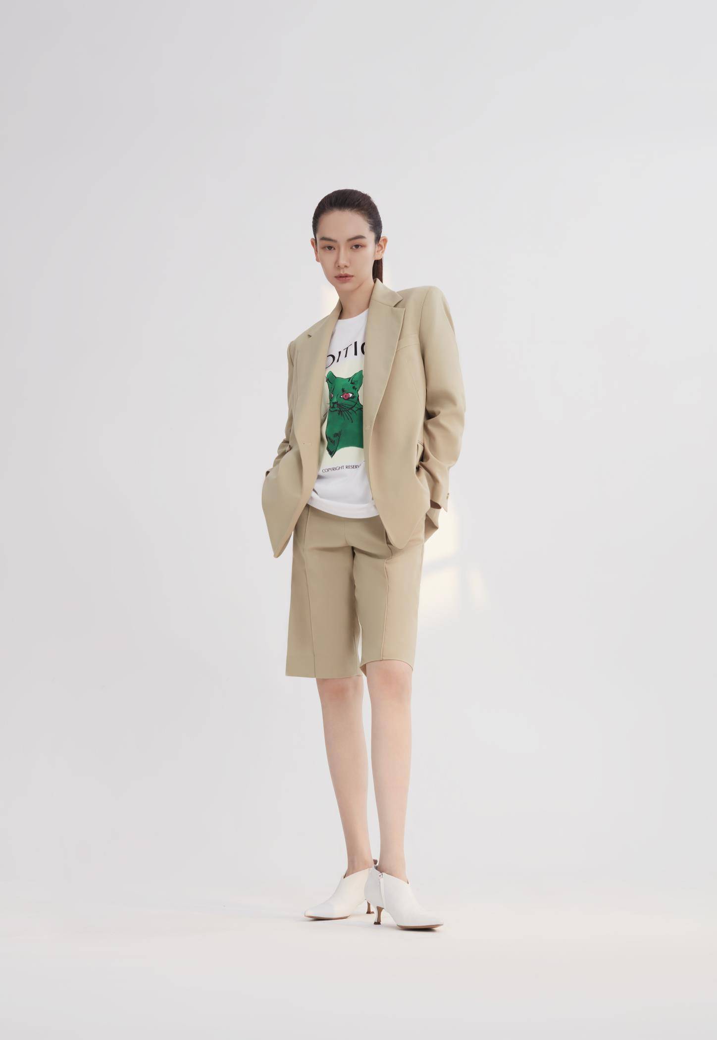 搭配的素颜妆,也格外帅出几分,再加上高高的马尾辫更好看更洋气,喜欢