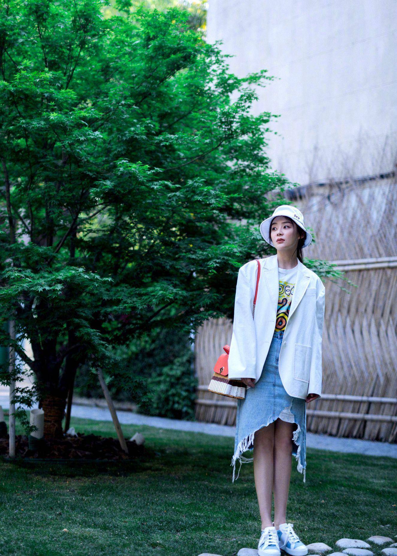 袁姗姗一身西装牛仔半裙后者是精髓所在增加设计风