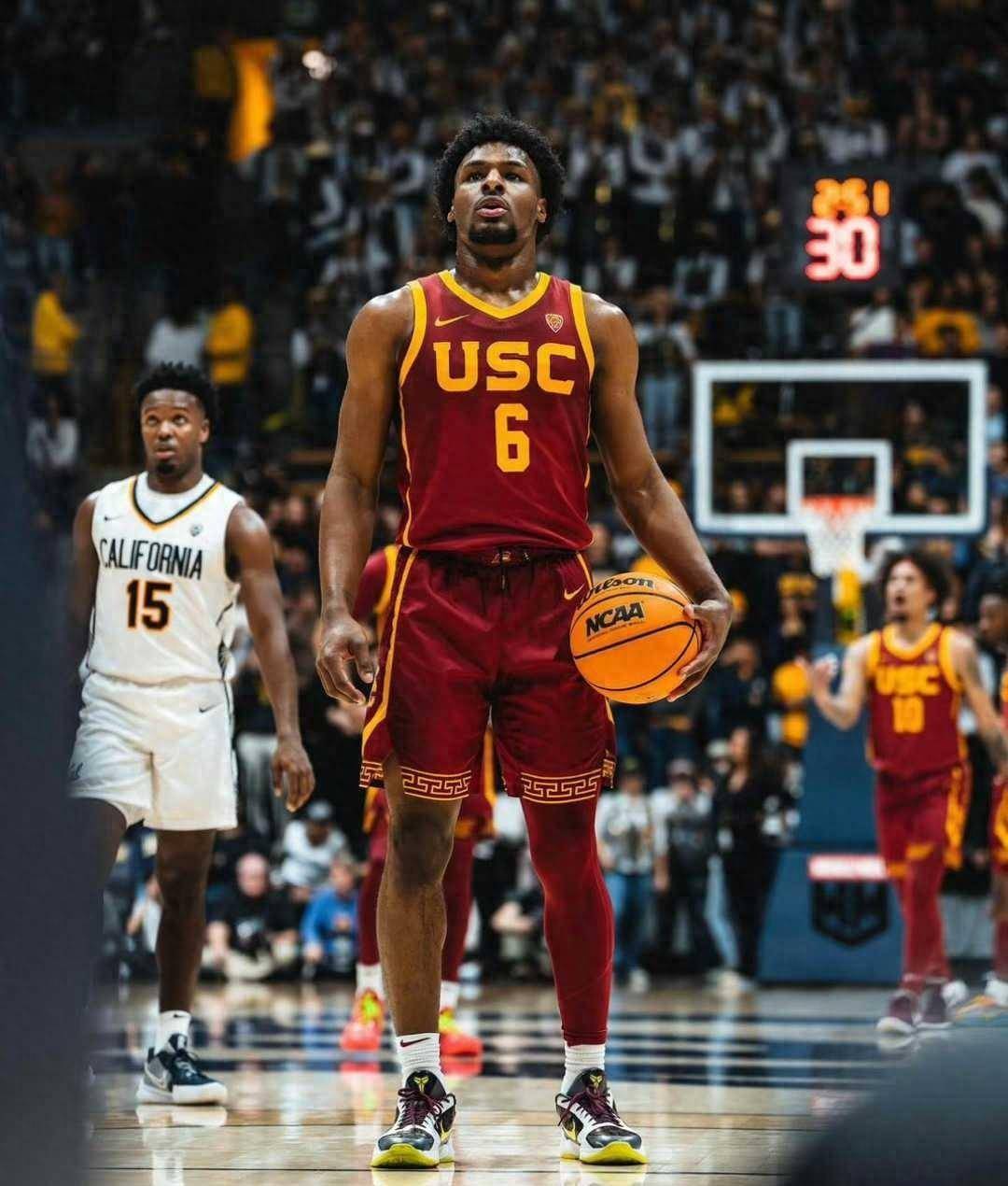 布朗尼虽然有着1米9左右的身高,但是相比较于高个子球员还是吃亏了不