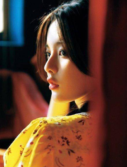 杨超越一袭淡黄色碎花裙,搭配双麻花辫造型,满满的复古风_气息_刘海