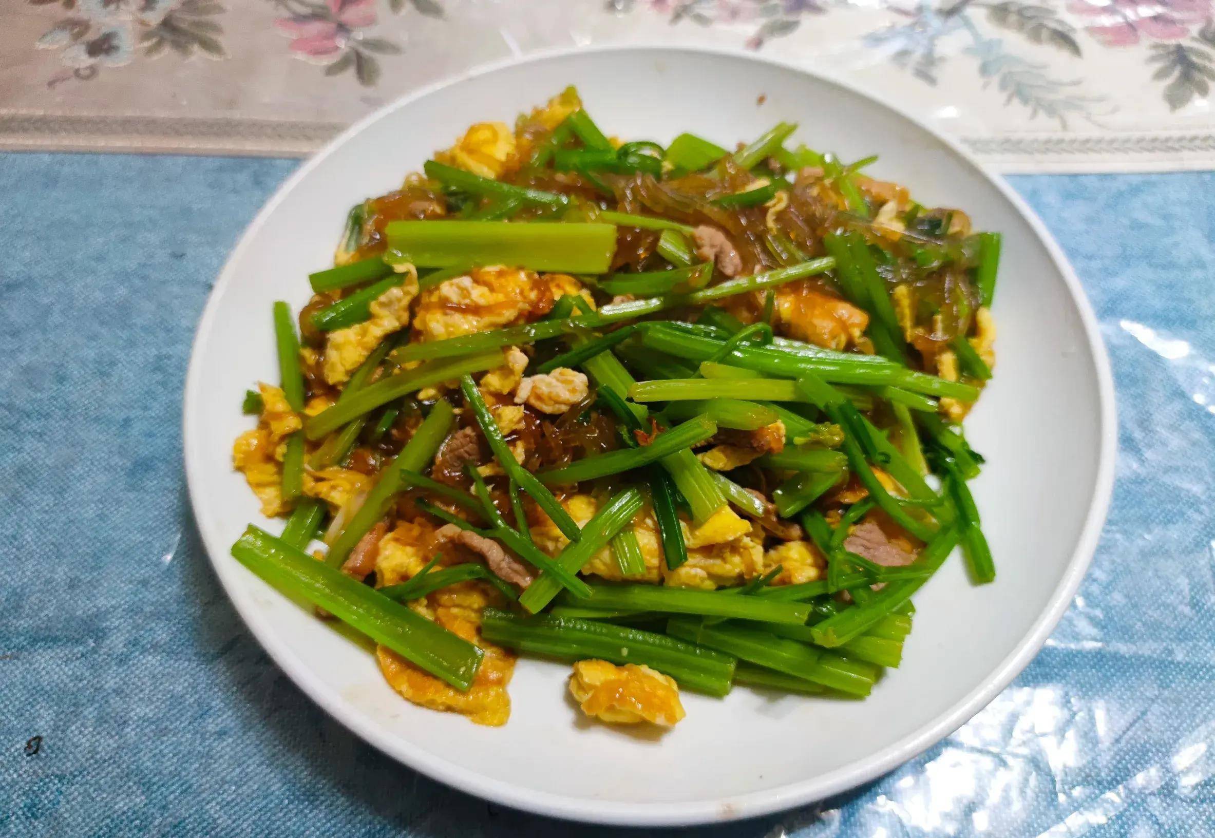 锅中烧水,水开后把芹菜入锅焯烫至颜色翠绿后捞出过凉,鸡蛋打散后加入