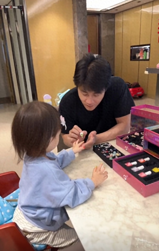 杜淳化身"女儿奴",为3岁女儿涂指甲戴耳环,蛋饺成妈妈王灿翻版_家庭