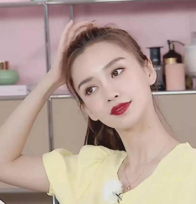 被商家吐槽不尊重品牌,大部分时间在玩手机_杨颖_网友_连明星