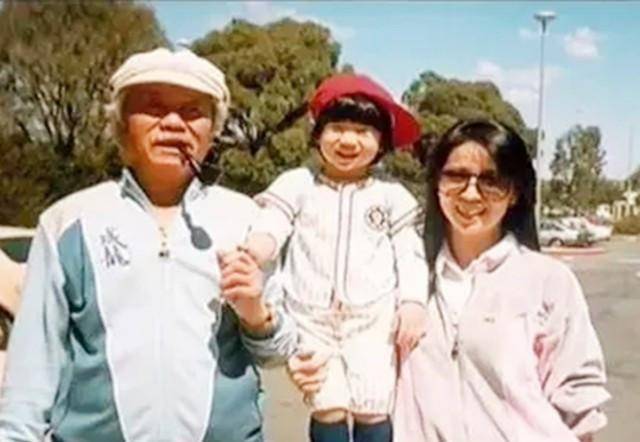 成龙父亲葬礼:房祖名伤心,林凤娇跪拜,成龙同父异母哥哥没到场_房道龙