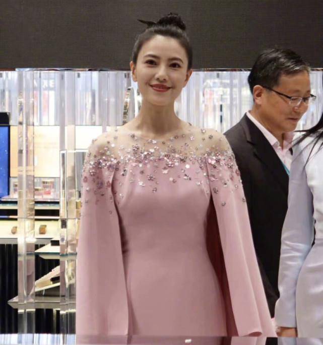 原创有一种真少女叫高圆圆穿粉长裙扎丸子头亮相生图和路人差距太明显