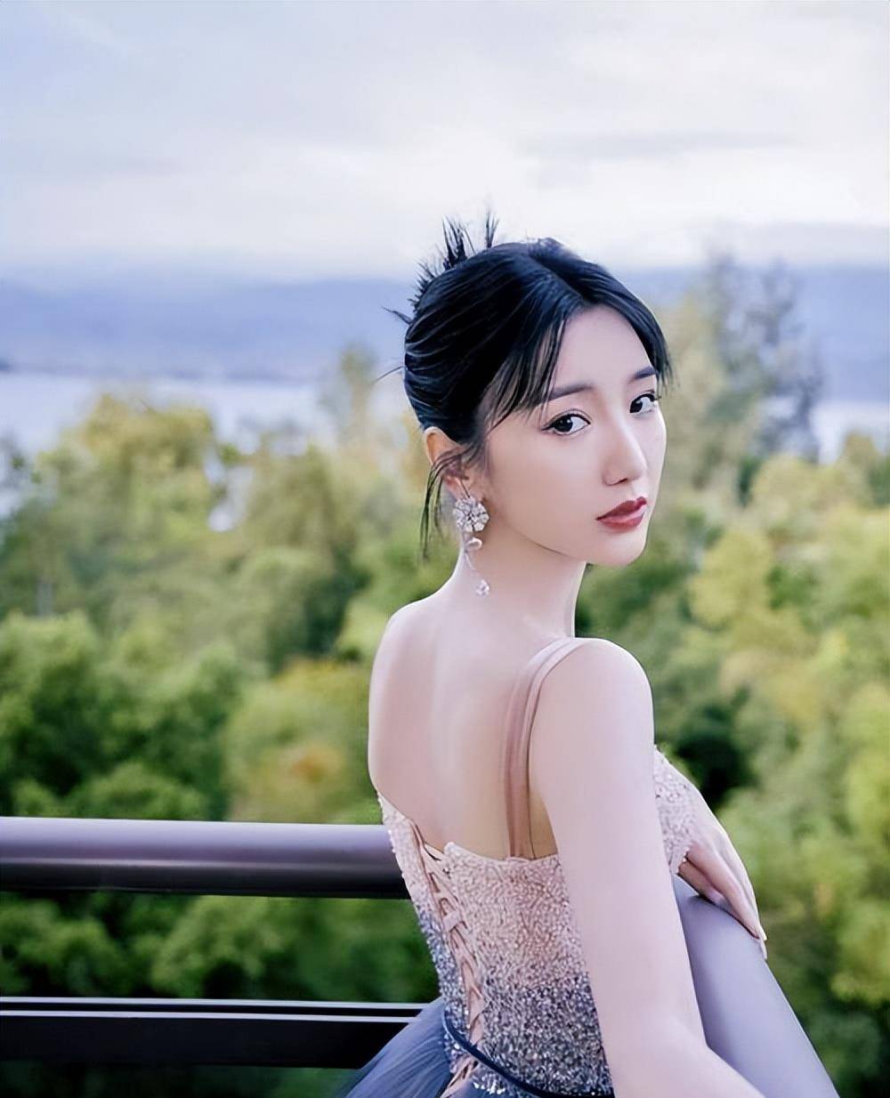 遭父亲分手,勒索5000万,被男朋友劈腿,她迎难而上依旧活得精彩_毛晓彤