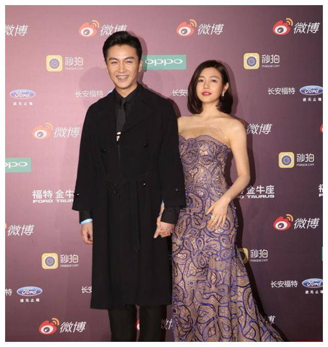 陈妍希超强气场穿抹胸裙放asmr,老公陈晓玩呆像小跟班,超吸睛.