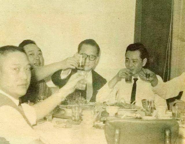 浑身刀疤一生风流,宁死要喝酒,古龙一生没离开过江湖,女人,酒_郑莉莉