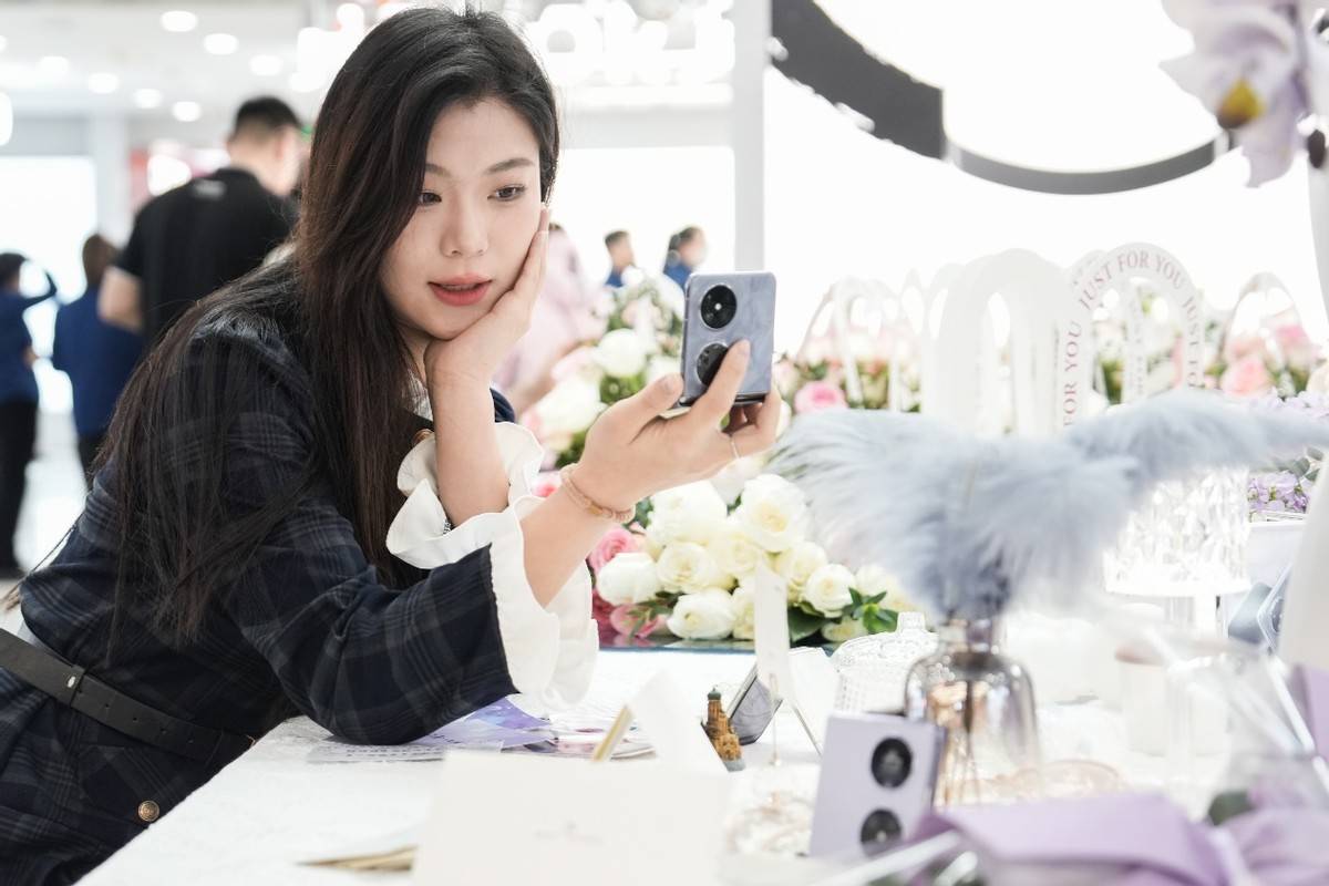 华为pocket 2开售首日引发排队抢购热潮_机身_支持_手机