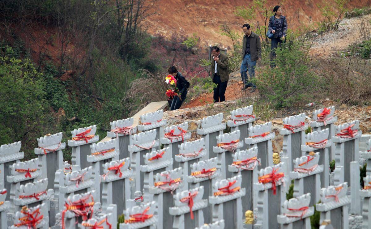 中元节祭祀,墓碑上的故,显,考,妣是什么意思,不懂就要学习了_先人