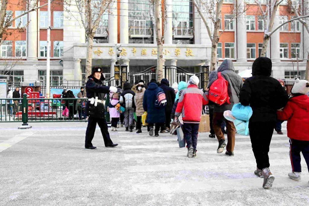 早晚高峰延后,交通流量上涨 开学首日,哈市全力以"护"畅通安全_校园