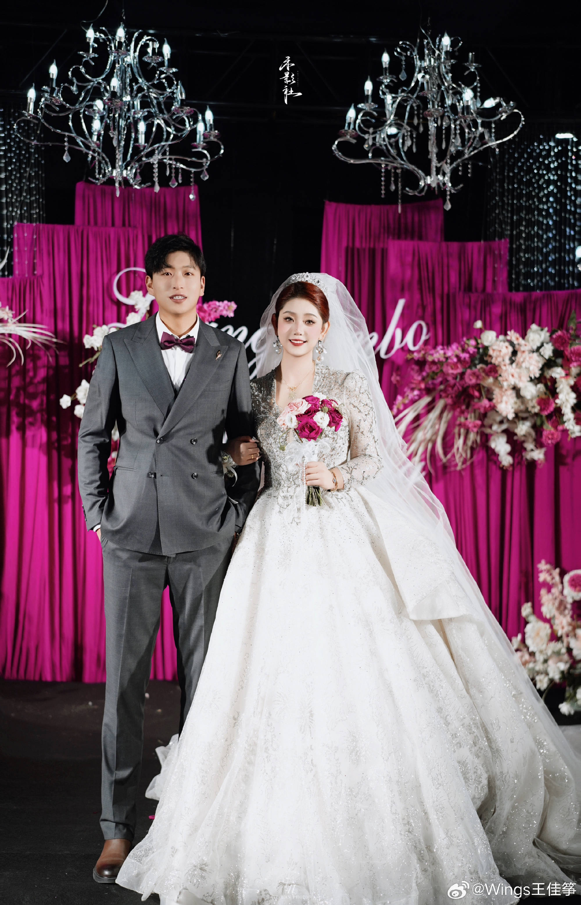 从照片可以看到,穿着一袭白色婚纱的王佳筝妆容精致,与老公甜蜜依偎
