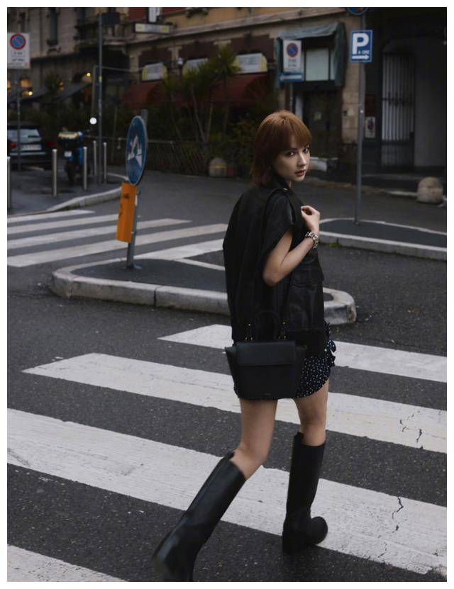 41岁吴昕米兰现身,金色短发配皮衣,脸部消肿成"三角眼".