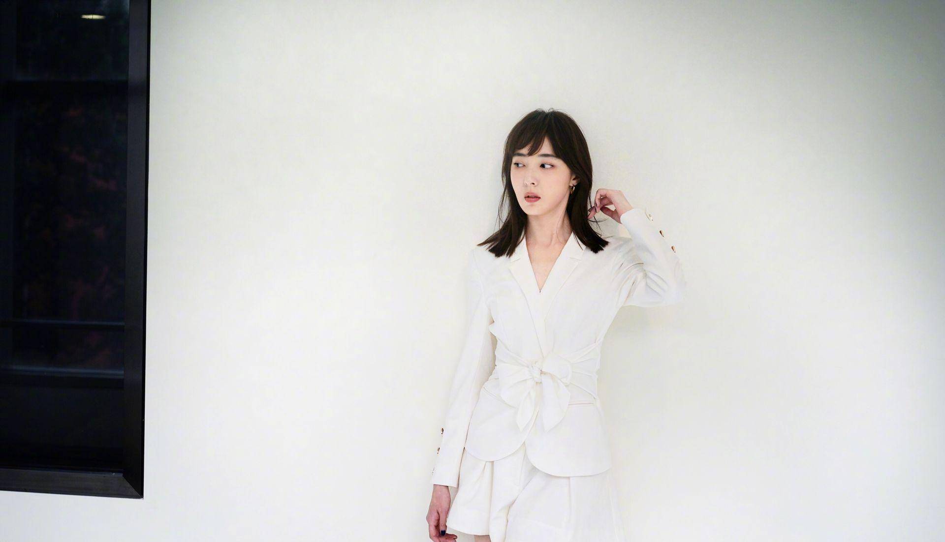 米露化身修图师,一身白色西装搭配,修的还蛮好_风格_look_内容