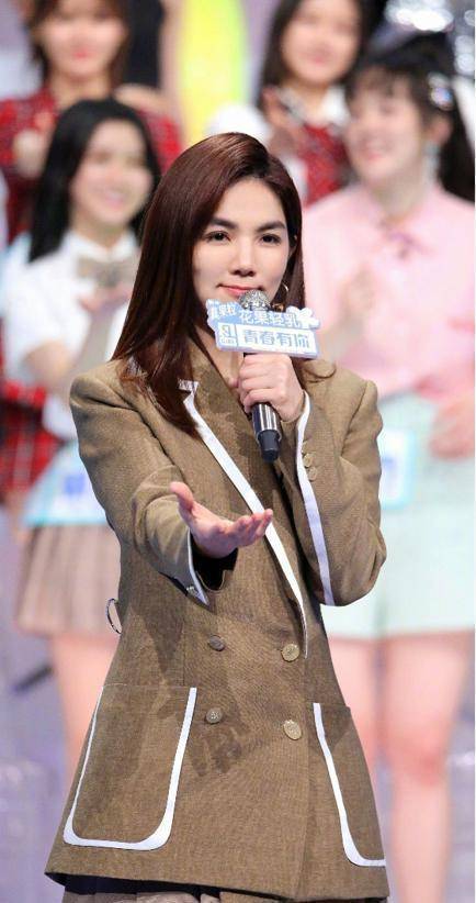 ella改风格了,留长发踩高跟现身《青春有你2》,女人味十足_时尚_效果