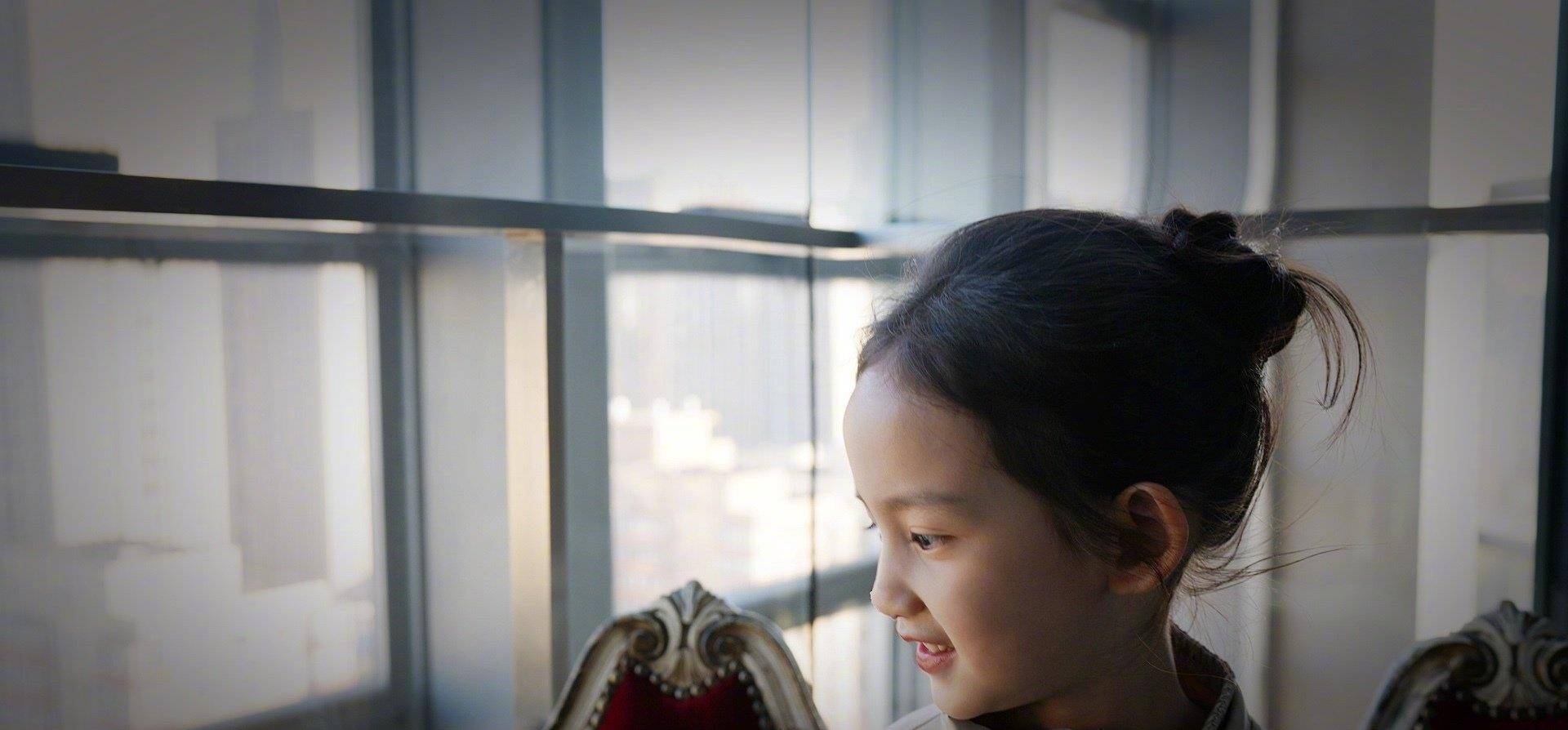 黄磊家小女儿大玩谐音梗,给多多手写加油卡,看到上面3个字,要笑翻了