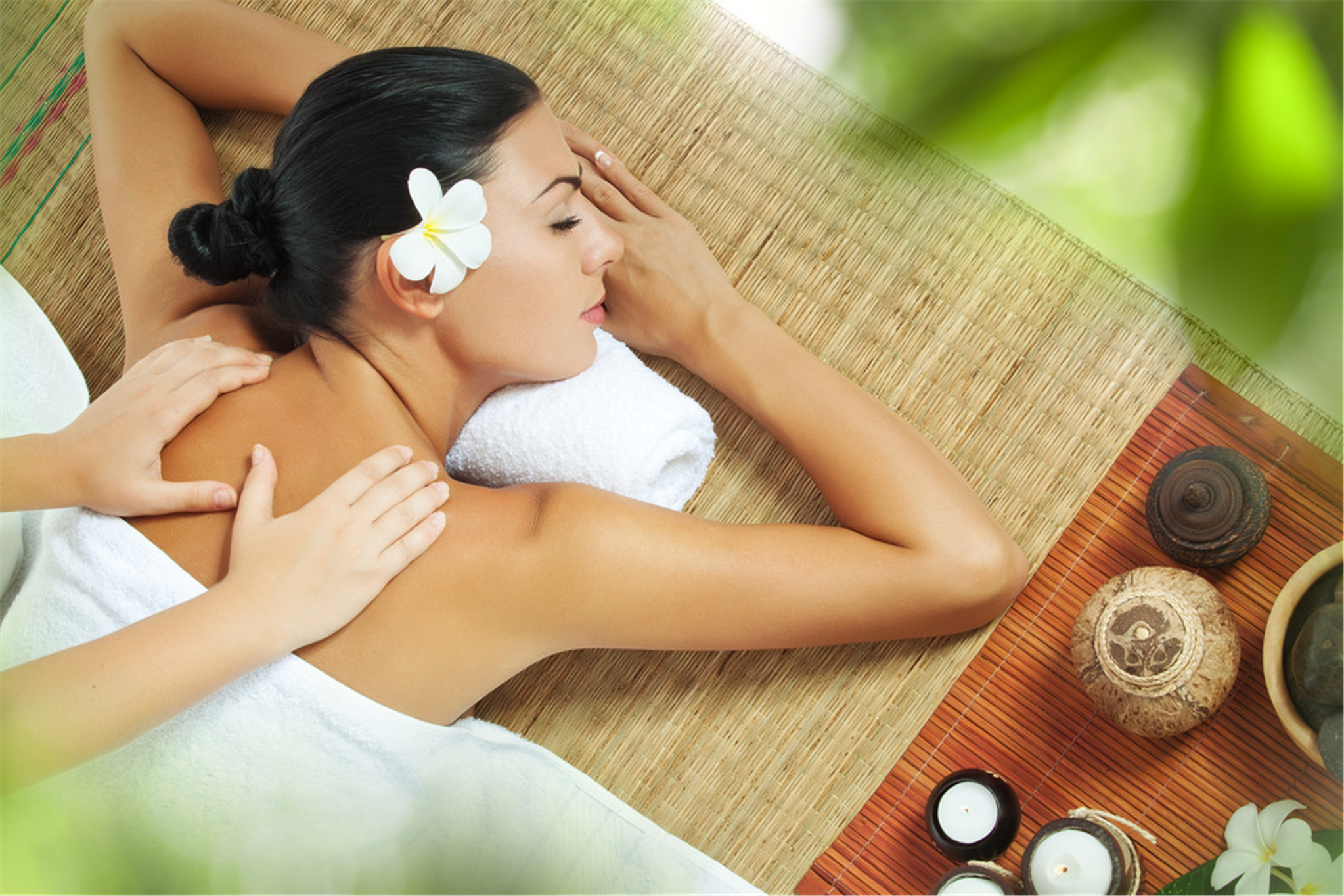 以精油推拿的案例来说,一般都是先和顾客聊会天,然后帮他们脱掉衣服