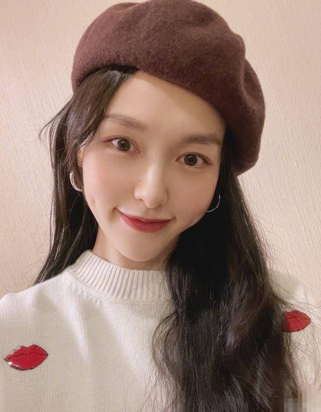 原创唐嫣分享自拍皮肤状态似花季少女嘟嘴卖萌可爱满分