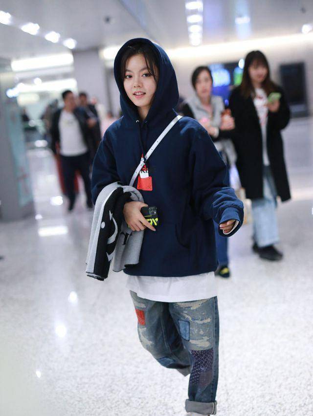 17岁赵今麦越发有星范机场秀全身大牌真奢侈素颜美的无懈可击