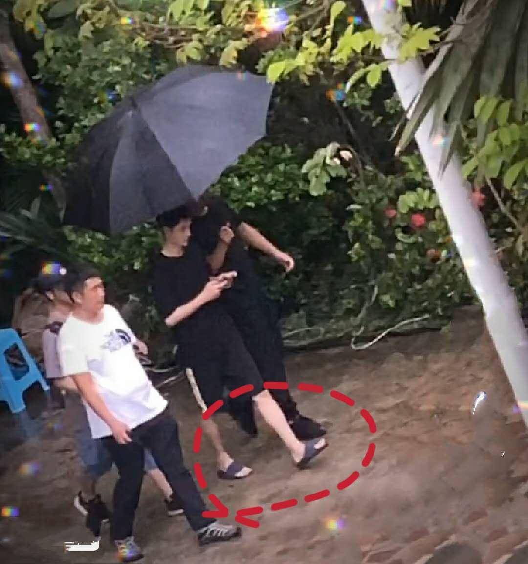 王一博剧组成了"王大爷",出镜结束后忙拍戏,穿拖鞋低头玩手机_网友