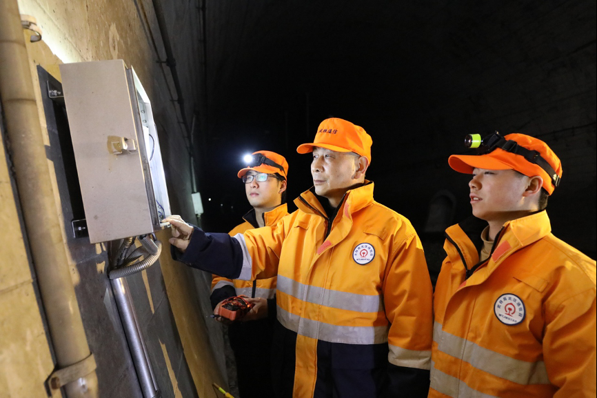 中国铁路武汉局集团公司武汉通信段野三关通信工区"老陈"的最后一个