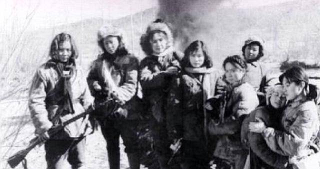 八个女战士为掩护他英勇牺牲,他却当了叛徒,还自称"假投降"_关书_敌人
