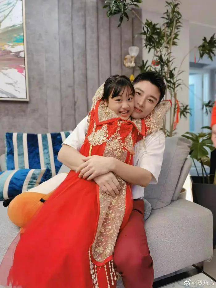 贾乃亮晒父女情,投喂女儿温馨有爱,甜馨在爸爸面前开心当女汉子_美食